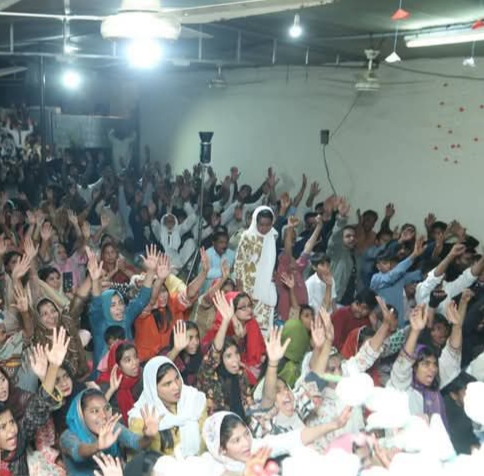 A group of people raising their hands

AI-generated content may be incorrect.
